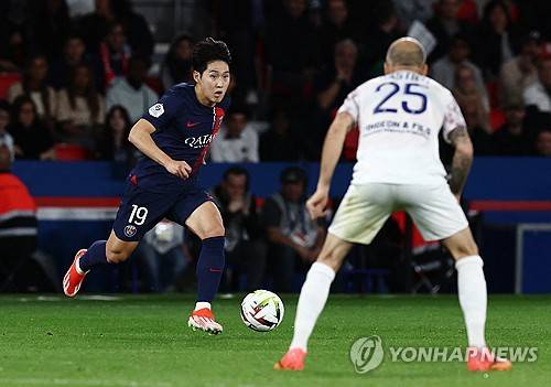 PSG는 7일 프랑스 파리에 위치한 파르크 데 프랭스에서 열린 클레르몽 푸트와의 프랑스 리그1 28라운드 홈경기에서 후반 40분에 터진 곤살루 하무스의 동점골에 힘입어 간신히 무승부를 거뒀다. 이날 PSG는 주중 바르셀로나와의 UEFA 챔피언스리그 8강 1차전 홈경기를 앞두고 있어 대대적인 로테이션을 가동했다. 이강인도 이날 벤치에서 경기를 출발했는데 팀이 선제골을 허용한 동점골을 만들지 못하자 후반 22분 교체 투입되면서 짧은 시간 그라운드를 누볐다. 연합뉴스