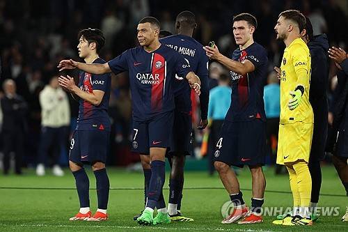 PSG는 7일 프랑스 파리에 위치한 파르크 데 프랭스에서 열린 클레르몽 푸트와의 프랑스 리그1 28라운드 홈경기에서 후반 40분에 터진 곤살루 하무스의 동점골에 힘입어 간신히 무승부를 거뒀다. 이날 PSG는 주중 바르셀로나와의 UEFA 챔피언스리그 8강 1차전 홈경기를 앞두고 있어 대대적인 로테이션을 가동했다. 이강인도 이날 벤치에서 경기를 출발했는데 팀이 선제골을 허용한 동점골을 만들지 못하자 후반 22분 교체 투입되면서 짧은 시간 그라운드를 누볐다. 연합뉴스