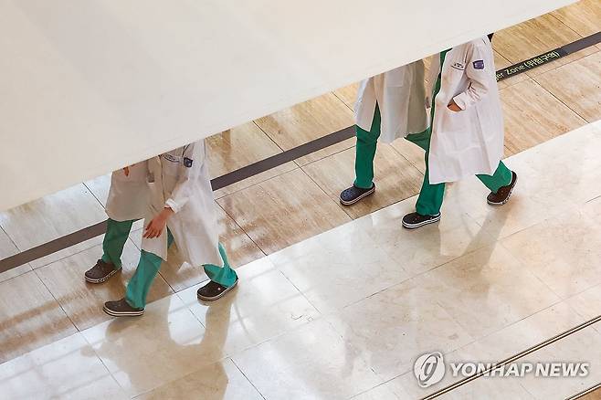 병원 이동하는 의사들 [연합뉴스 자료 사진]