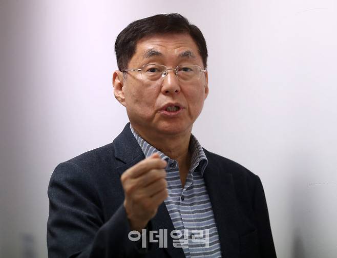 유회준 카이스트 AI반도체대학원장(신임 반도체공학회장)은 본지 인터뷰에서 “이번에 개발한 상보형 트랜스포머의 장점은 어디에든 붙여서 바로 사용할 수 있다는 점”이라며 “AI폰 사용량이 늘어나면 활용 범위가 더욱 확대될 것”이라고 했다. (사진=김태형 기자)