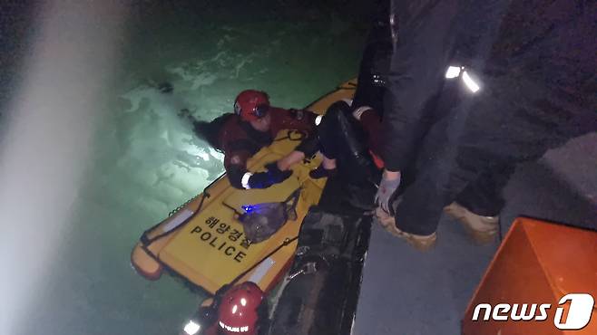7일 오후 10시27분께 인천시 중구 무의동 하나개해수욕장에서 갯벌에 고립된 50대 여성 A 씨가 해경관계자들에 의해 구조되고 있다.(인천해양경찰서 제공)/뉴스1