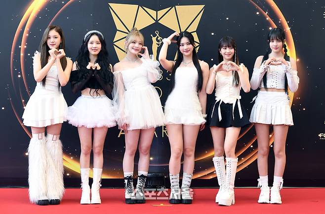 스테이씨(STAYC)가 2일 태국 방콕 라자망갈라 국립경기장에서 열린 ‘제33회 서울가요대상’ 시상식(주최 스포츠서울, 주관 서울가요대상 조직위원회)에 앞서 레드카펫 위에서 취재진을 향해 포즈를 취하고 있다. 2024. 1. 2.  방콕(태국) | 박진업기자 upandup@sportsseul.com