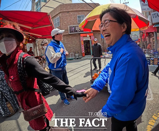 박영미 더불어민주당 부산 중·영도구 후보가 5일 부산 영도구 남항시장을 찾아 시민들과 인사를 하고 있다. /김세정 기자