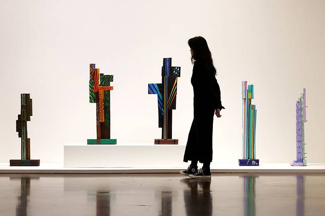 서울 삼청동 국제갤러리 전시장에서 한 관객이 김윤신 작품을 살펴보고 있다. /뉴시스