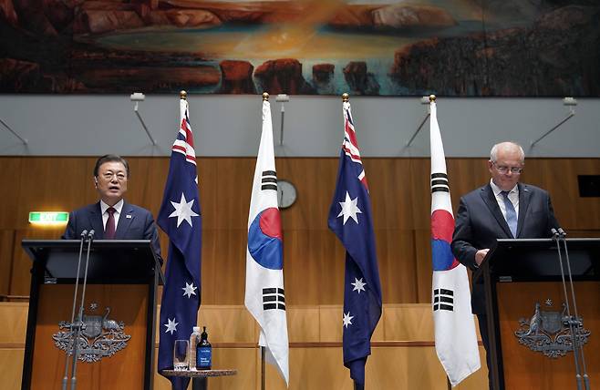 호주를 국빈 방문 중인 문재인 대통령이 2021년 12월 13일 캔버라 국회의사당 내 대위원회실에서 열린 한-호주 정상 기자회견에서 질문에 답하고 있다. /연합뉴스