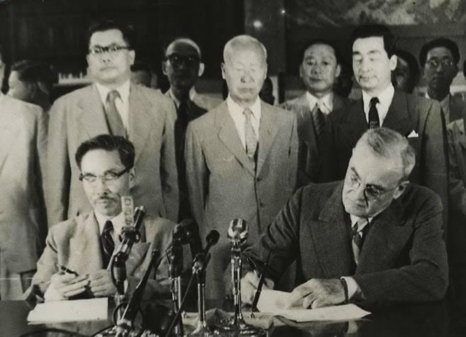 1953년 8월 서울에서 한·미 상호방위조약에 가조인하는 덜레스(앞줄 오른쪽) 미 국무장관과 변영태 외무장관.