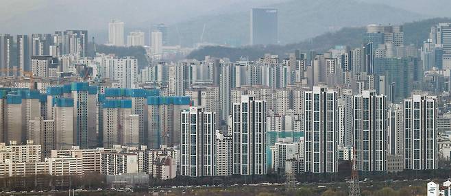 서울 남산타워에서 본 아파트 단지 모습. /뉴스1