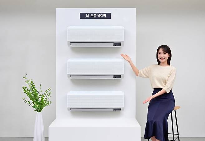 삼성전자 모델이 '저소득층 에너지효율개선사업' 냉방 지원기기인 'AI 무풍 벽걸이'를 소개하고 있다. 삼성전자 제공