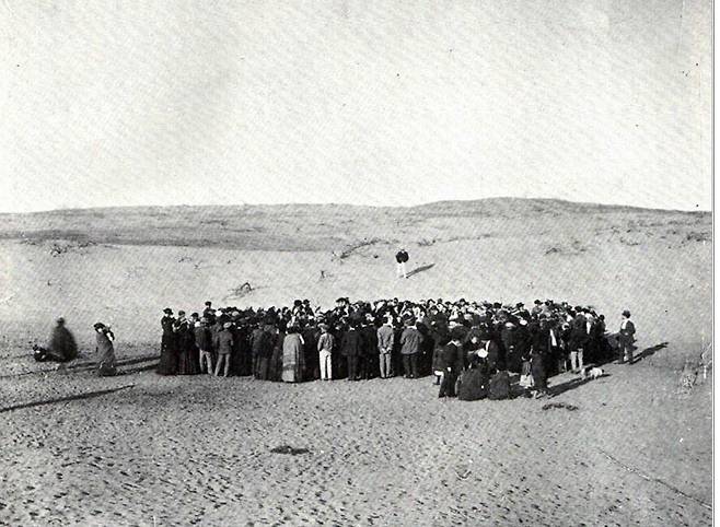 20세기 초 유대인들이 현재 텔아비브가 된 모래 사막에서 땅을 불하받으려고 모여 있다.