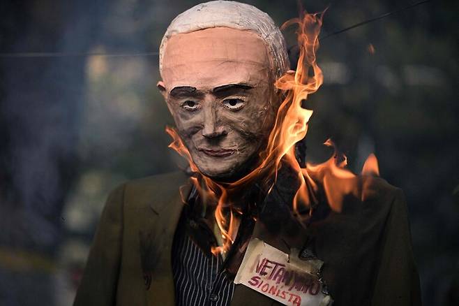 베네수엘라 카라카스에서 베냐민 네타냐후 이스라엘 총리를 본딴 인형을 불태우는 ‘의식’을 치르고 있다. AFP 연합뉴스