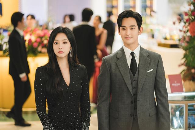 tvN 드라마 '눈물의 여왕' 속 한 장면으로 주인공들이 나란히 서 있다. tvN 제공