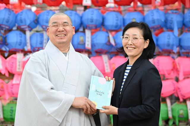 조계종 포교연구실장 문종(왼쪽) 스님과 이윤정 마인드코칭연구소 소장이 2일 서울 종로구 조계사에서 함께 개발한 에니어그램을 들어 보이며 웃고 있다. 신용주 인턴기자