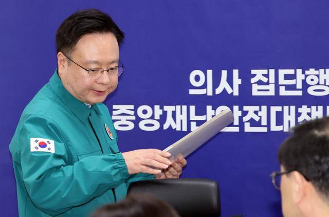 조규홍 보건복지부 장관이 8일 세종시 정부세종청사에서 열린 의사 집단행동 중앙재난안전대책본부 회의에 참석하고 있다.뉴시스