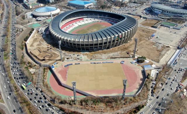 지난달 24일 서울 송파구 잠실종합운동장 올림픽주경기장에서 리모델링 공사가 진행되고 있다. 뉴스1