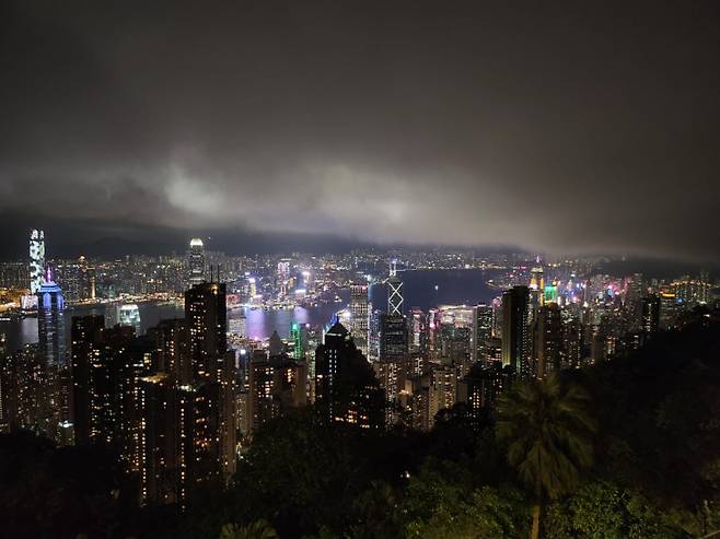 트램에 탑승하기 위해 대기 중인 관광객들(위)과 빅토리아 피크에서 찍은 홍콩의 야경. IS포토