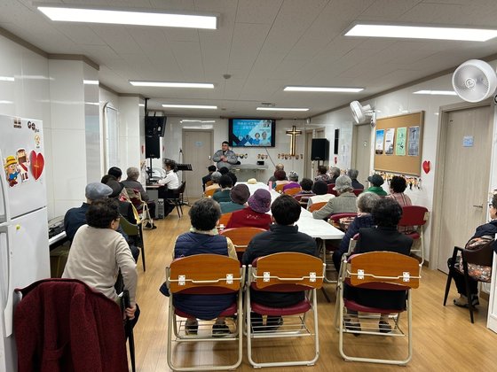 지난달 27일, 서울 강북경찰서에서 관내 한 교회에서 어르신들을 상대로 무단횡단으로 인한 보행자 교통사고를 예방하는 교육을 하고 있다. 강현구 강북경찰서 교통과장은 ″어르신들에게 무단횡단이 얼마나 위험한지 알리는 활동을 앞으로도 계속할 계획″이라고 밝혔다. 강북경찰서 제공.