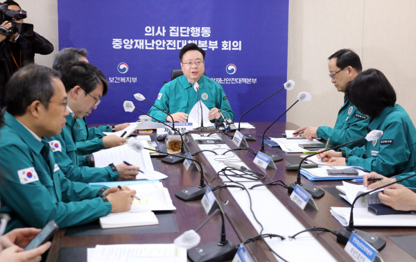 조규홍 보건복지부 장관이 8일 의사 집단행동 중앙재난안전대책본부 회의를 주재하고 있다. 연합뉴스