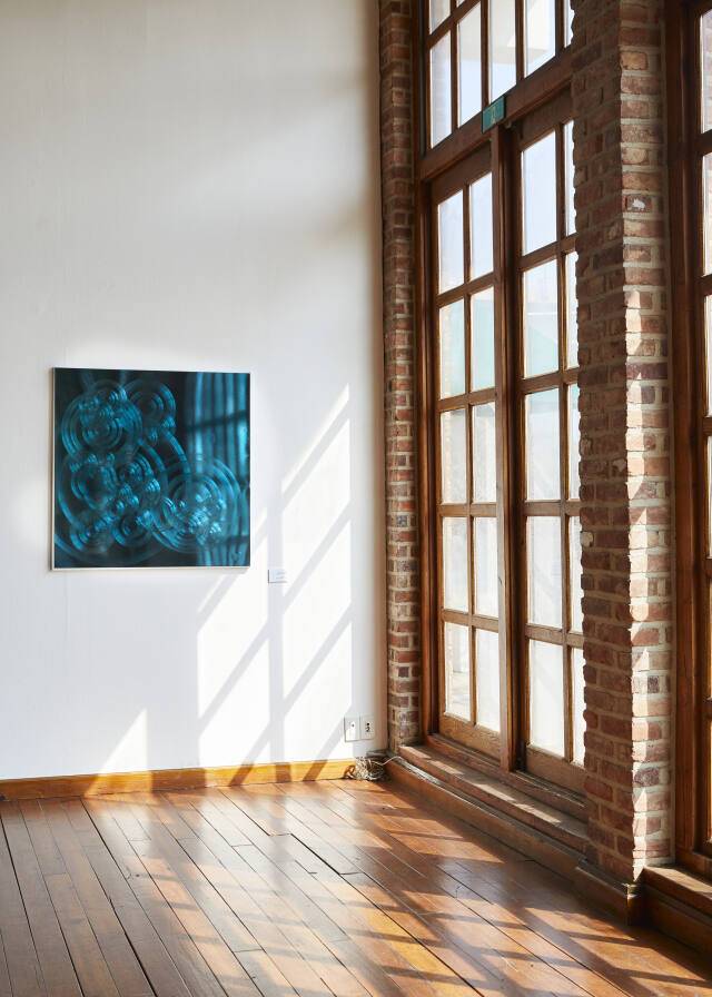 최목운 作, ‘생주이멸 生住異滅’, 2023 1000x1000mm, 스테인리스 스틸, 혼합매체.