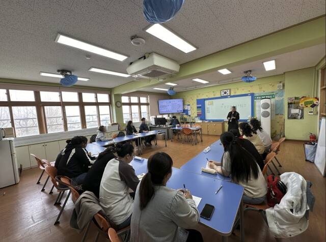 안산원곡초가 학부모를 대상으로 토요이중언어교실을 운영하고 있다. 안산교육지원청 제공