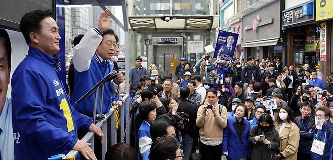 이재명 더불어민주당 대표가 8일 서울 남성사계시장 앞에서 동작을 지역구에 출마한 류삼영 후보에 대한 지지를 호소하고 있다. 김호영 기자