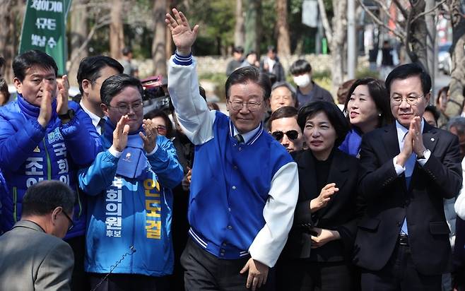 더불어민주당 이재명 상임공동선대위원장이 21일 광주 전남대 후문에서 시민들을 향해 인사하고 있다. [사진 출처 = 연합뉴스]