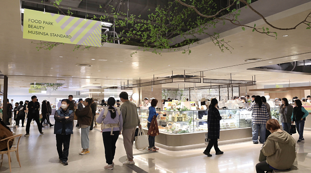 이달 초 개장한 현대백화점 중동점 식품관 ‘푸드 파크’ 전경. /현대백화점
