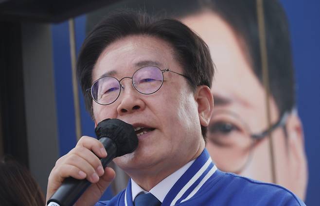 이재명 더불어민주당 대표가 7일 서울 서초구를 방문, 홍익표 후보 지원 유세를 하고 있다. [연합]