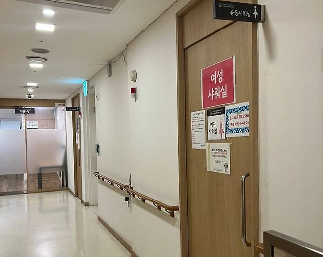 서울 중구 한 한방병원의 여자 샤워실 외부 모습. 좌측으로 남자 샤워실이 위치해 있다. 독자 제공