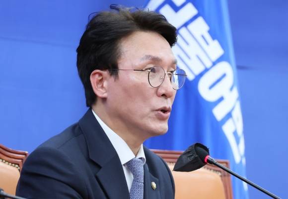 더불어민주당 김민석 상황실장이 22일 국회에서 열린 기자간담회에서 발언하고 있다. 2024.2.22. 연합뉴스