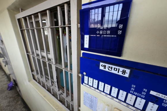지난달 18일 충북 청주여자교도소의 한 수용방의 외관 모습. 정원이 6명인 방에서 화장실·세면대를 제외하고 5평 남짓한 공간에 현재 11명이 생활한다. 청주 홍윤기 기자
