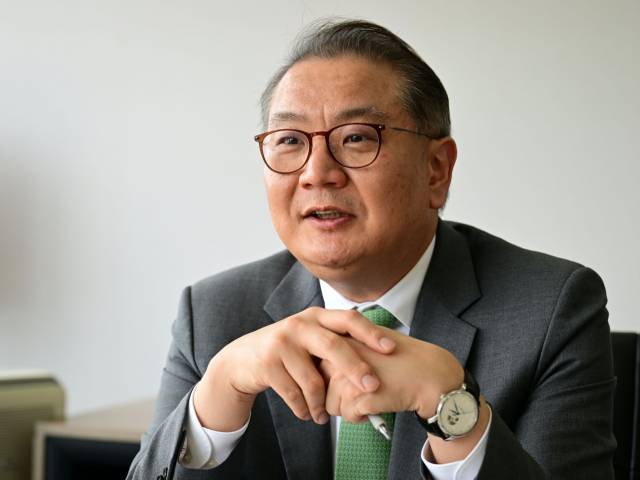 박상욱 대통령실 과학기술수석이 서울경제와의 인터뷰에서 윤석열 대통령이 이달 AI·첨단바이오·양자과학기술에 대한 이니셔티브를 발표할 것이라고 밝히고 있다. 박 수석은 또한 내년 사상 최대 규모의 연구개발(R＆D) 예산 편성 의지도 보였다. 성형주 기자