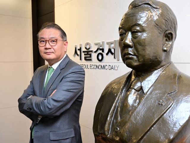 박상욱 대통령실 과학기술수석이 서울 종로구 서울경제신문 본사 내 장기영 초대 서울경제 창업주의 흉상 앞에서 팔짱을 끼고 기념촬영을 하고 있다. /성형주 기자