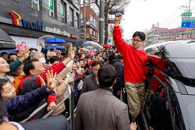 3월28일 서울 광진구 신성시장에서 한동훈 국민의힘 비상대책위원장이 선거유세를 하고 있다.ⓒ시사IN 조남진