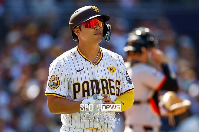 ▲ 김하성이 하루에 실책 두 개를 저지르는 ‘기묘한’ 날을 보냈다.&nbsp;김하성은 변명하지 않고 ‘내 탓이오’를 외쳤다. 그런 그를 바라보는 코칭스태프의 신뢰는 여전히 굳건하다.