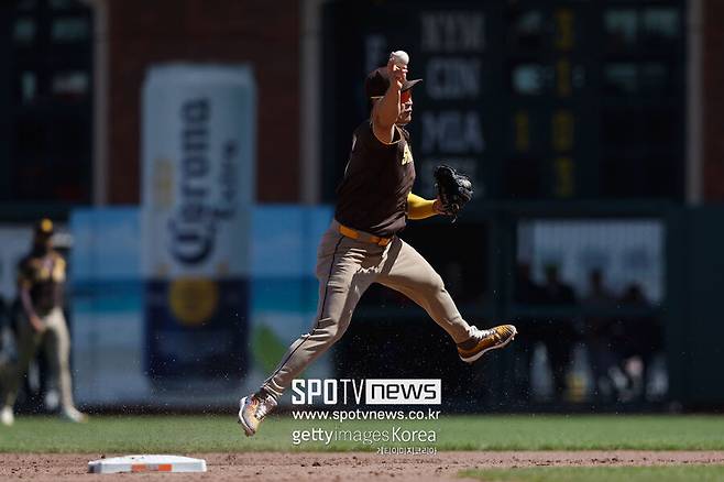 ▲ 김하성은 5회와 7회 좋은 수비를 보여주기는 했지만 6회와 8회에는 실책을 저지르며 고개를 숙였다. 김하성이라면 능히 가볍게 처리할 수 있는 상황이 한 번 있었고, 한 번은 주자와 충돌하는 불운이 겹쳤다.