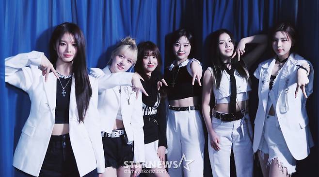 걸그룹 엔믹스(NMIXX)가 서울 종로구 스타뉴스 사옥에서 진행된 '2023 아시아 아티스트 어워즈 인 필리핀'(2023 Asia Artist Awards IN THE PHILIPPINES, 이하 2023 AAA) 수상 인터뷰에 앞서 포즈를 취하고 있다.  /사진=김창현
