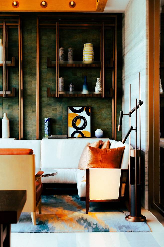 로비 층의 아늑한 휴식 공간