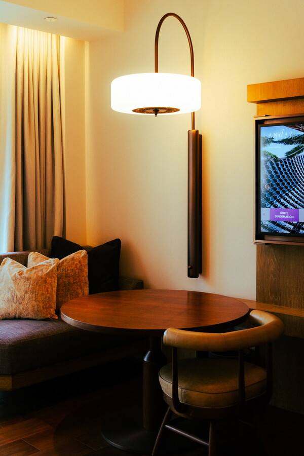 따뜻한 조도의 객실 내부