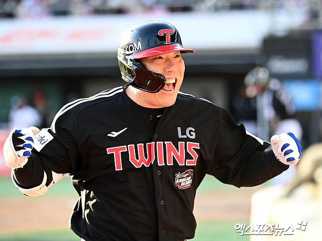LG 트윈스 김현수가 득점 후 동료들을 바라보며 환호하고 있다. 엑스포츠뉴스 DB