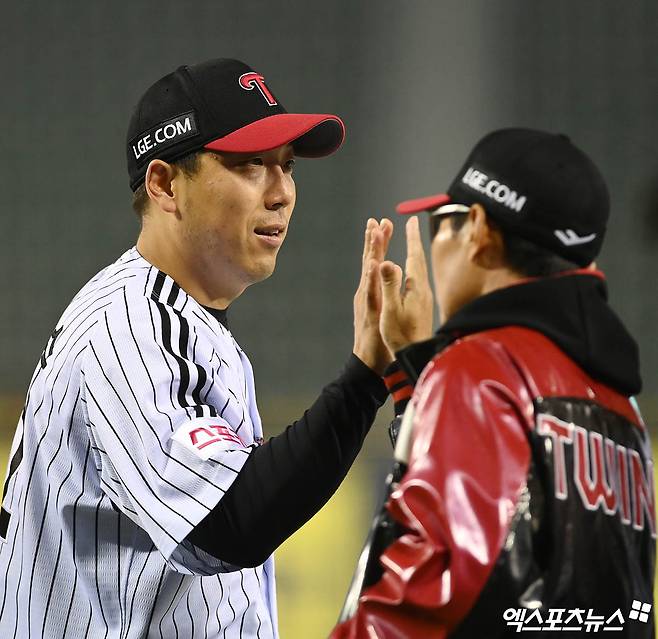 LG 트윈스 김현수가 승리 후 코칭스태프와 하이파이브하고 있다. 엑스포츠뉴스 DB