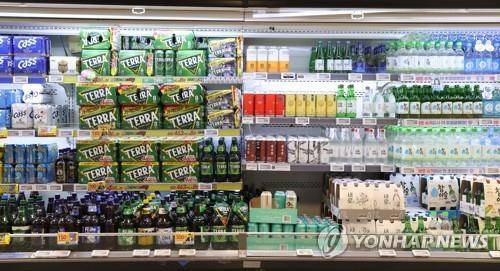 대형마트에 진열된 주류 [연합뉴스 자료사진]