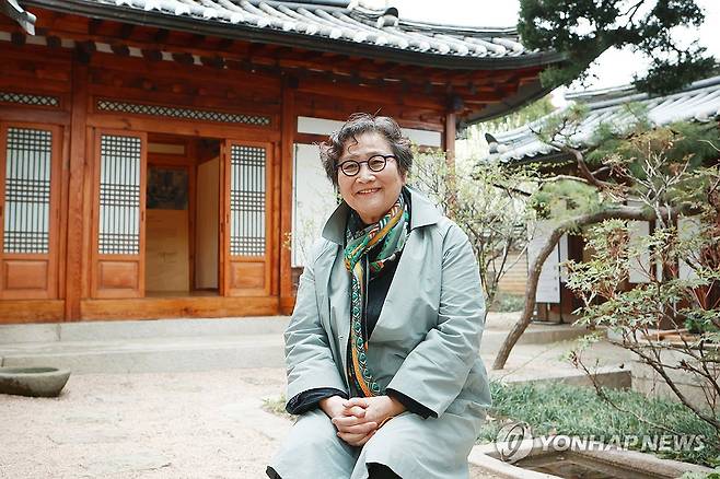 최순우 옛집 소개하는 김홍남 이사장 (서울=연합뉴스) 진연수 기자 = 김홍남 내셔널트러스트 문화유산기금 이사장이 서울 성북구 최순우 옛집에서 진행된 연합뉴스와 인터뷰에 앞서 포즈를 취하고 있다. 2024.4.8 jin90@yna.co.kr