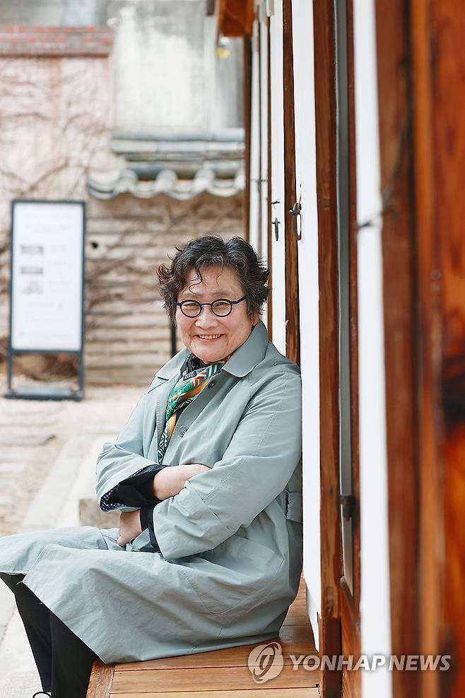 김홍남 이사장, 연합뉴스와 인터뷰 (서울=연합뉴스) 진연수 기자 = 김홍남 내셔널트러스트 문화유산기금 이사장이 서울 성북구 최순우 옛집에서 진행된 연합뉴스와 인터뷰에 앞서 포즈를 취하고 있다. 2024.4.8 jin90@yna.co.kr