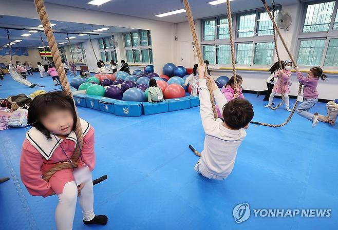 '세상의 모든 리듬' 을 타고 지난달 5일 오후 서울의 한 초등학교에서 '늘봄학교' 프로그램 중 '세상의 모든 리듬' 에 참여한 학생들이 즐거운 시간을 보내고 있다. [연합뉴스 자료사진. 재판매 및 DB 금지]