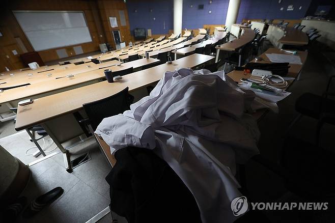 경북대 의대, 비대면으로 수업 재개…강의실은 여전히 '텅' (대구=연합뉴스) 윤관식 기자
