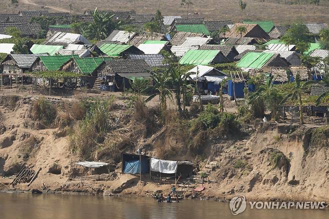 태국 탁주서 바라본 미얀마 난민촌 [AP 연합뉴스 자료사진. 재판매 및 DB 금지]