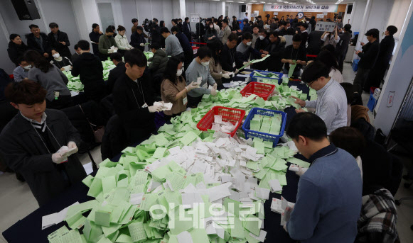 지난 2월 1일 서울 종로구 서울시선거관리위원회에서 열린  ‘제22대 국회의원선거 모의개표 실습’에서 선관위 관계자들이 수검표 실습을 하고 있다.(사진=이데일리 방인권 기자)