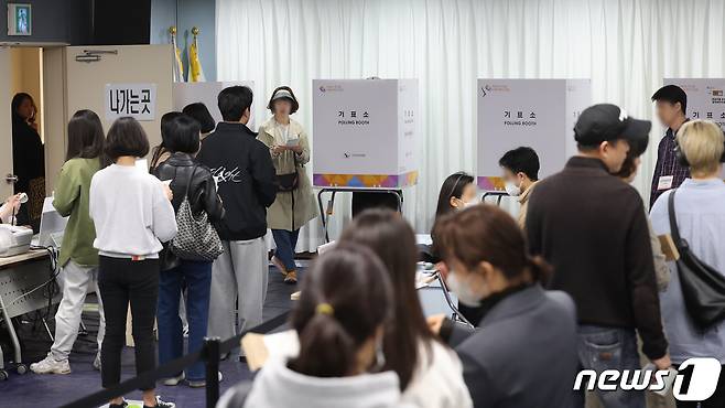 제22대 국회의원 총선거 사전투표 둘째 날이자 마지막 날인 6일 오후 서울 송파구 잠실2동주민센터에 마련된 사전투표소에서 유권자들이 투표를 하기 위해 기다리고 있다. 2024.4.6/뉴스1 ⓒ News1 김민지 기자