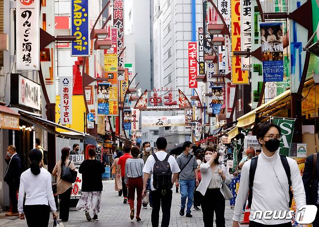 일본 도쿄의 대표적인 쇼핑거리인 아메요코 상가 거리를 걷고 있는 젊은들. ⓒ 로이터=뉴스1 ⓒ News1 이서영 기자