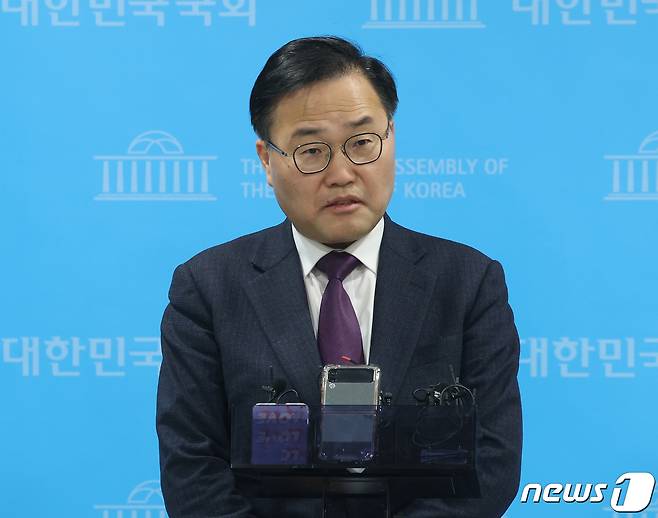 국민의힘 4·10 총선 공천에서 컷오프(공천배제)된 홍석준(대구 달서갑) 의원이 6일 서울 여의도 국회 소통관에서 제22대 총선 유영하 변호사의 대구 달서갑 단수공천 관련 기자회견에서 취재진의 질문을 받고 있다. 2024.3.6/뉴스1 ⓒ News1 ,송원영 기자